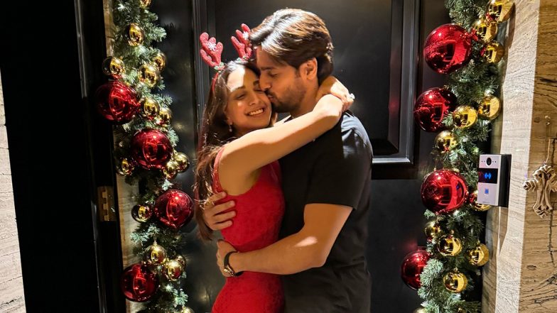 Sidharth Malhotra Kisses Wifey Kiara Advani As They Celebrate Their First ‘Merry Christmas’ Together; Check Out Their Lovely Pic!