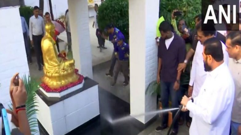 Maharashtra CM Eknath Shinde Participates in Cleanliness Drive at Juhu Beach in Mumbai (Watch Video)
