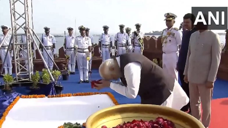 PM Narendra Modi Unveils Chhatrapati Shivaji Maharaj Statue at Rajkot Fort in Maharashtra’s Sindhudurg District (Watch Videos)