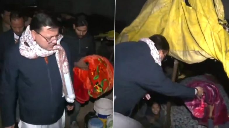 Uttarakhand CM Pushkar Singh Dhami Distributes Blankets to Homeless People in Dehradun (Watch Video)