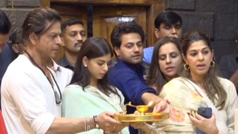 Shah Rukh Khan Performs Aarti at Shirdi Sai Baba Temple With Daughter Suhana Khan (Watch Video)