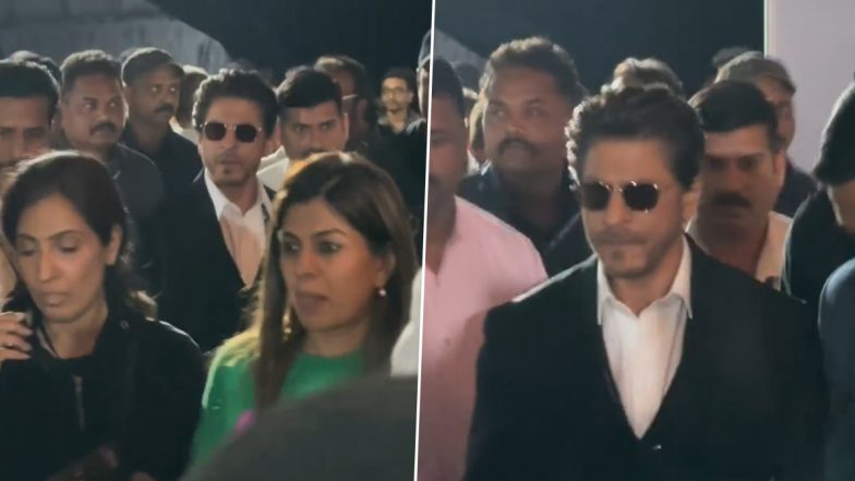 Shah Rukh Khan Looks Dapper in Black Coat as He Arrives at 2023 Umang Police Show in Mumbai! (Watch Video)