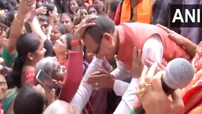 Madhya Pradesh CM Shivraj Singh Chouhan Seeks Blessings of Women Workers As Party Heads Towards Landslide Victory in Vidhan Sabha Polls in State (Watch Video)