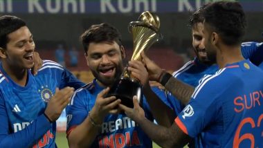 Suryakumar Kumar Shows Heart-Winning Gesture, Hands Over Trophy to Rinku Singh and Jitesh Sharma Following 4-1 Victory in Five-Match T20I Series Against Australia (Watch Video)