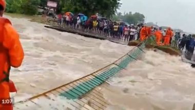 Tamil Nadu Floods: Helicopter Deployed; Defence Personnel Begin Rescue of 800 Stranded Train Passengers at Srivaikuntam Railway Station (Watch Videos)