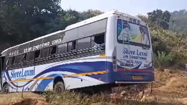 Telangana Free Bus Effect: Women Engage in Ugly Fight, Pull Each Others Hair Over Seat on TSRTC Bus in Mudhole, Video Goes Viral