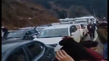 Heavy Traffic Seen From Atal Tunnel to Manali, Videos Show Long Queue of Vehicles as Christmas Eve Nears