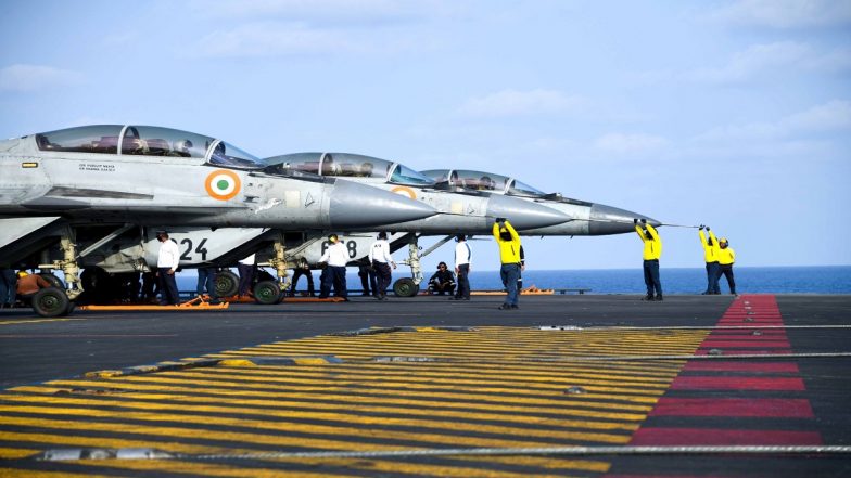 Indian Navy Aircraft Tyre Bust: MiG-29K Fighter Jet Suffers Tyre Burst at Dabolim Airport in Goa; Disrupts Flight Services (Watch Video)