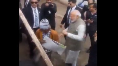 PM Narendra Modi Makes Surprise Visit to Dhaniram Manjhi, Beneficiary of House Under PM Awas Yojana, in Ayodhya (Watch Video)
