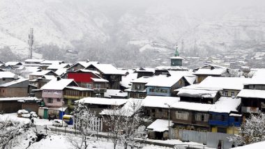 Jammu and Kashmir Weather: Minimum Temperature Remains Below Zero, Intense Cold Wave Grips Kashmir (Watch Video)
