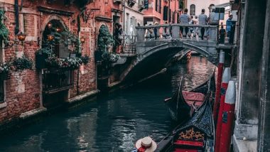 Venice Boat Capsize: Gondola Capsizes in Rio Verona Canal After Tourists Continue Clicking Selfie, Ignoring Warning (Watch Video)