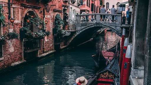 Venice Boat Capsize: Gondola Capsizes in Rio Verona Canal After Tourists Continue Clicking Selfie, Ignoring Warning (Watch Video)
