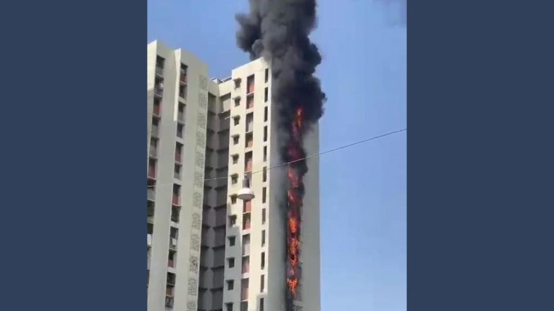 Mumbai Fire: Massive Blaze Erupts in High-Rise Building in Dombivali, Fire Tenders Reach Spot (Watch Videos)