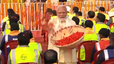 Ram Temple Consecration Ceremony: PM Narendra Modi Showers Flower Petals on Construction Workers Who Built Ram Mandir in Ayodhya (Watch Video)