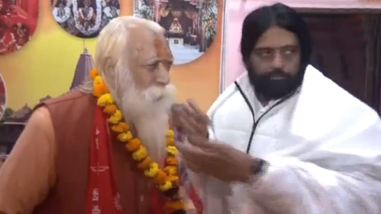 Ram Mandir Consecration: Priest Swami Sunil Das Performs 'Acharyavarnam' Ritual of Shri Ram Janmbhoomi Teerth Kshetra Chief Priest Acharya Satyendra Das (Watch Video)