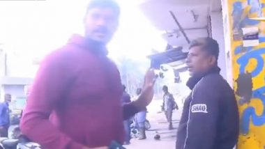 Karnataka Shocker: Journalist Assaulted With Cleaver After Accusing Shop Owner of Selling Stolen Chicken in Kolar; Disturbing Video Surfaces
