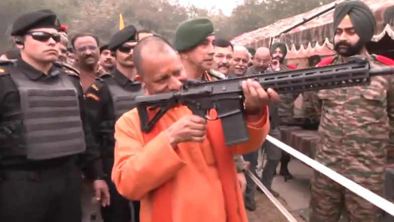 Uttar Pradesh CM Yogi Adityanath Inaugurates 'Know Your Army Festival' in Lucknow, Video Shows CM Yogi Inspecting Weapon During Event