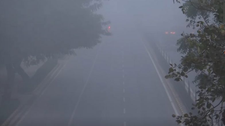 Delhi: Dense Fog Engulfs National Capital as Coldwave Conditions Continue and Temperature Dips Further (Watch Videos)