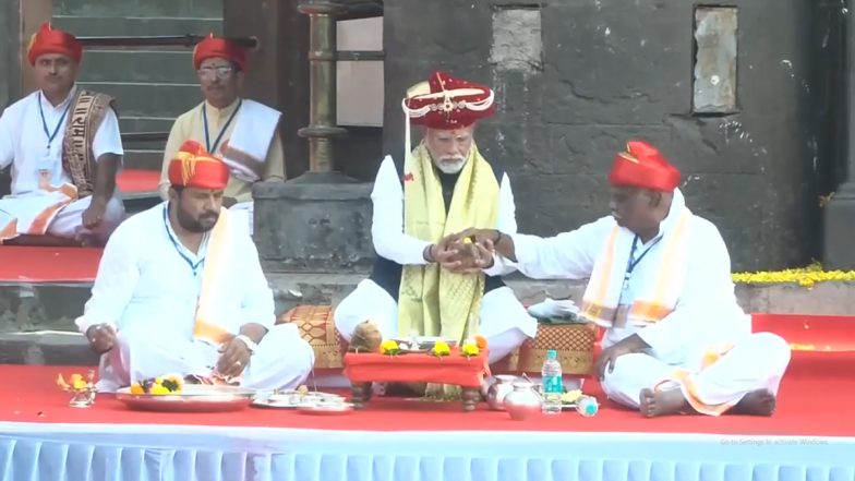 PM Narendra Modi Offers Prayers at Ramkund in Maharashtra's Nashik (Watch Video)