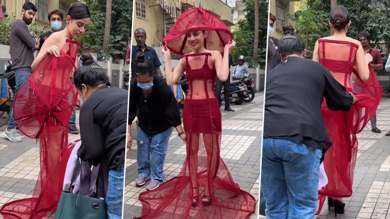 Uorfi Javed Stuns Paparazzi With Her Jaw-Dropping ‘Kanta Laga’ Avatar! (Watch Video)