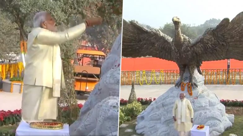 PM Narendra Modi Sprinkles Flowers on Jatayu Idol at Ram Mandir Premises in Ayodhya (Watch Video)