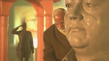 Netaji Subhas Chandra Bose Jayanti 2024: PM Modi Tries His Hand in Carving Netaji's Statue During Inspection of Exhibition at Red Fort on Parakram Diwas (Watch Video)