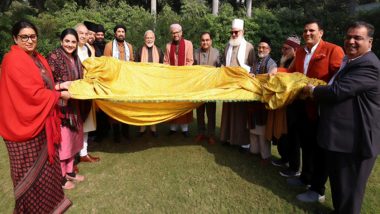 PM Narendra Modi Hands Over ‘Chadar’ To Be Offered on 812th Urs of Sufi Saint Khwaja Moinuddin Chishti in Ajmer Sharif Dargah (See Pics)