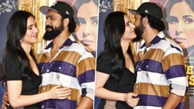 Merry Christmas Screening: Katrina Kaif and Vicky Kaushal Share a Warm Hug As They Pose Together for Paps (Watch Video)