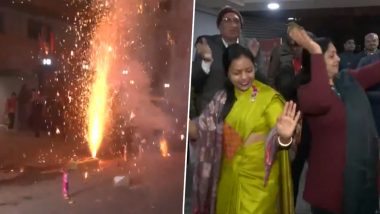 Firecrackers in Delhi: Celebrations Light Up Preet Vihar as Residents Dance and Burst Firecrackers Ahead of Ram Mandir Pran Pratishtha Ceremony in Ayodhya (Watch Video)