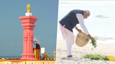 Tamil Nadu: PM Narendra Modi Visits Arichalmunai, Pays Floral Tributes at Seashore (Watch Videos)