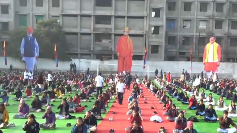 National Youth Day 2024: School Students Take Part in Yoga Event in Bhopal To Commemorate Birth Anniversary of Social Reformer Swami Vivekananda (Watch Video)