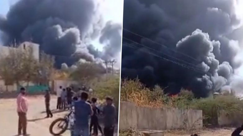 Gujarat Fire: Major Blaze Erupts at Nagore GIDC in Bhuj, Clouds of Smoke Emerge From Industrial Area (Watch Video)