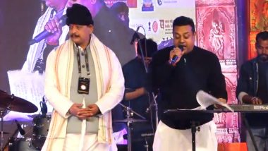 Sambit Patra Sings 'Ram Bhajan' and 'Roop Tera Mastana' on Stage, BJP Spokesperson Shows His Singing Talent (Watch Videos)