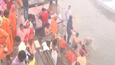 Ram Mandir Pran Pratishtha Ceremony: Devotees Take Holy Dip in Ganga River at Varanasi Despite Severe Cold Ahead of Ram Mandir Inauguration