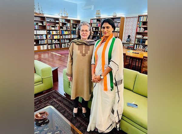 India News | YS Sharmila Calls on Sonia Gandhi After Joining Congress