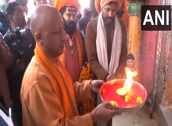 India News | Uttar Pradesh CM Yogi Adityanath Offers Prayers at Ayodhya's Hanumangarhi Temple