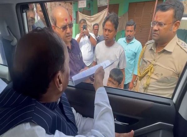 India News | Odisha Governor Raghubar Das Provides Financial Assistance for Treatment of Ailing Boy