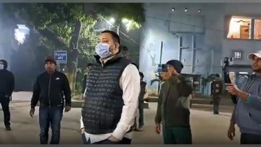 India News | Bihar Deputy CM Tejashwi Yadav Pays Surprise Visit to a Hospital, Reprimands Medical Official