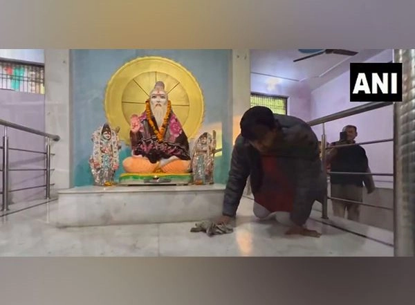 India News | Delhi: BJP MP Manoj Tiwari Participates in Cleanliness Drive at Valmiki Temple in Wazirabad