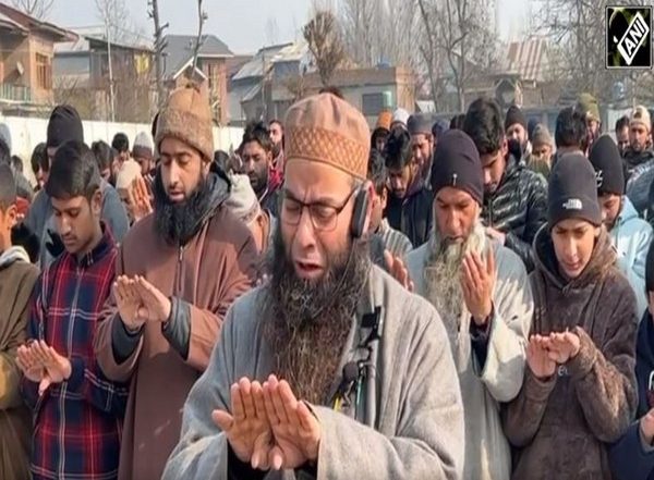 India News | J-K: Residents of Anantnag Offer Special Prayers for Snow, Rain Amid Severe Dry Spell