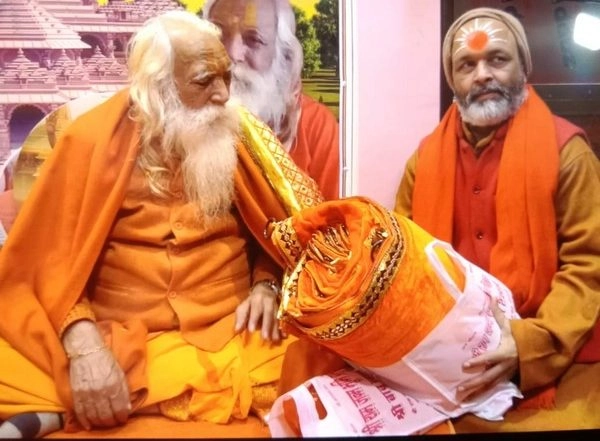 India News | New Outfit for Lord Ram Handed over to Ram Janmabhoomi Temple Chief Priest Ahead of Pran Pratishtha Ceremony