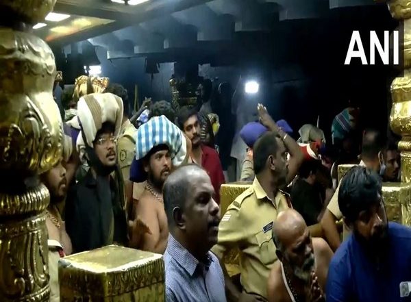 India News | Kerala: Devotees Throng Sabarimala Temple on Occasion of Makaravilakku Festival