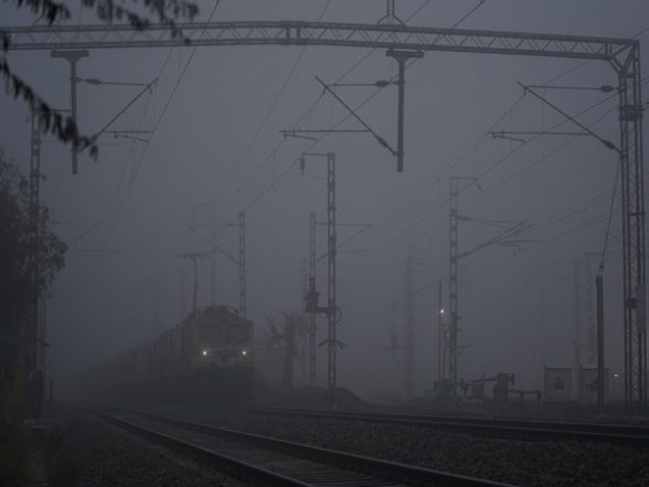 India News | 18 Trains Delhi-bound Trains Running Late as Fog Impacts Visibility - Vimarsana News