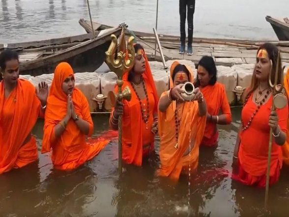India News | Uttar Pradesh: Transgender Sadhus Take Holy Dip at Prayagraj, Leave for Ayodhya - Vimarsana News