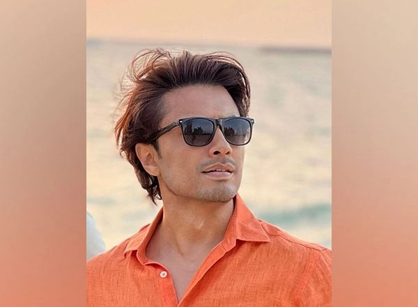 Ali Zafar Applauds Shreya Ghoshal and Vishal Mishra for Their Remarkable Rendition of His Song 'Jhoom'
