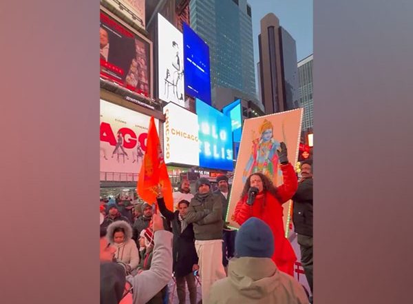 World News | NYC: Times Square Echoes with 'Jai Shree Ram' Chants as Hundreds Celebrate 'Pran Pratishtha' in Ayodhya