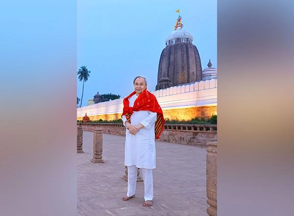 India News | Odisha CM Naveen Patnaik Offers Prayers at Lord Jagannath Temple in Puri