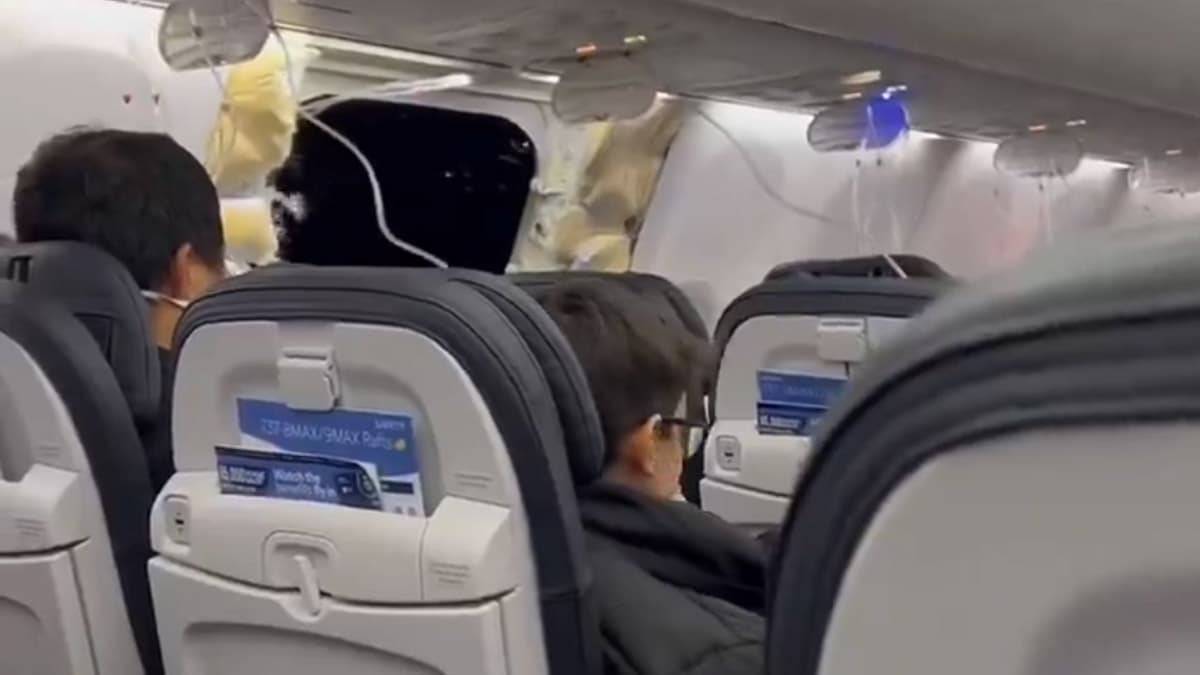 Alaska Airlines Flight Makes Emergency Landing at Portland Airport After Aircraft Window Blows Out Mid-Air (Watch Video)