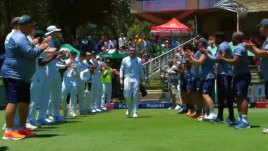 Dean Elgar Receives Guard of Honour From South African Teammates Before Taking the Ground For Last Time in Farewell Test, Pictures Goes Viral!