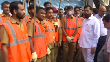 Maharashtra CM Eknath Shinde Interacts With Sanitation Workers at Colaba Ahead of Cleanliness Drive in Mumbai (Watch Video)